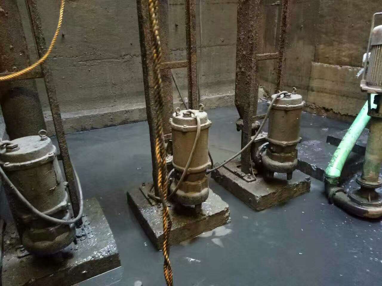 孟连污水池清理