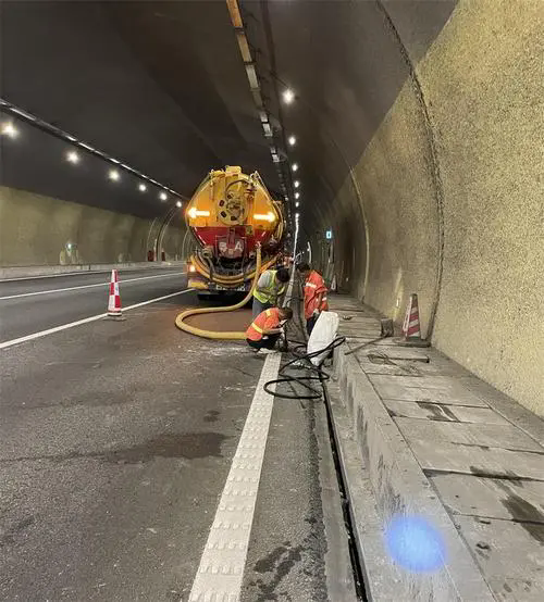 孟连隧道排水渠清淤